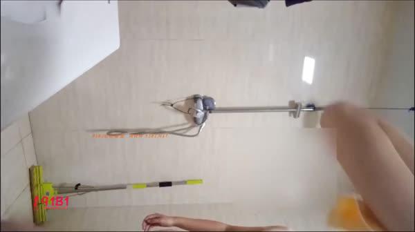 91新人砢嗒哥新作賓館約樣子清純的大一眼鏡美眉1080P完整版